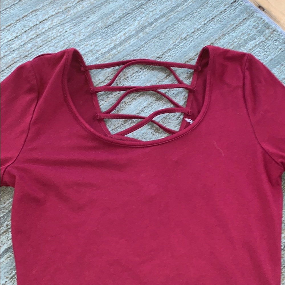 1/2 sleeve scoop neck maroon shirt.